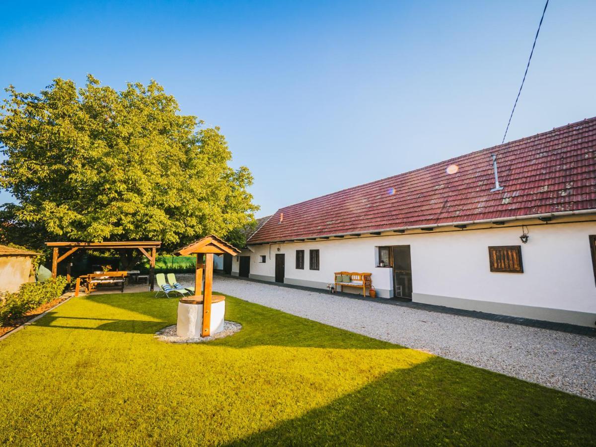Ferienwohnung A Mi Kishazunk Vendeghaz Szomod Exterior foto