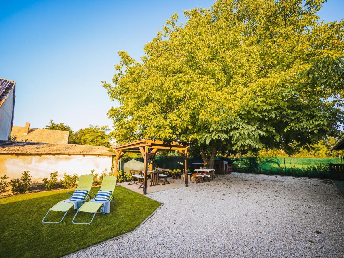 Ferienwohnung A Mi Kishazunk Vendeghaz Szomod Exterior foto